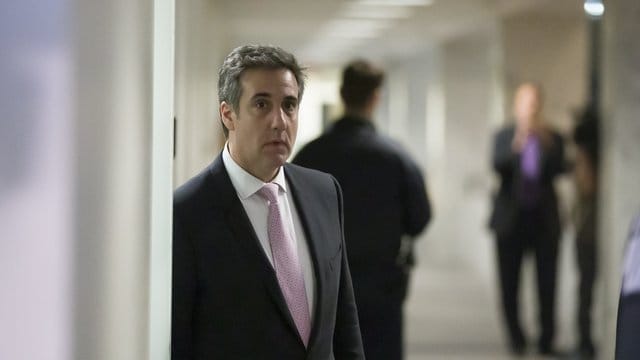 Der Ex-Anwalt von Donald Trump, Michael Cohen, hat den US-Präsidenten in einer Anhörung vor dem Kongress als Betrüger bezeichnet und schwere Vorwürfe gegen ihn erhoben. Der Ex-Anwalt von Donald Trump, Michael Cohen, hat den US-Präsidenten in einer Anhörung vor dem Kongress als Betrüger bezeichnet und schwere Vorwürfe gegen ihn erhoben.