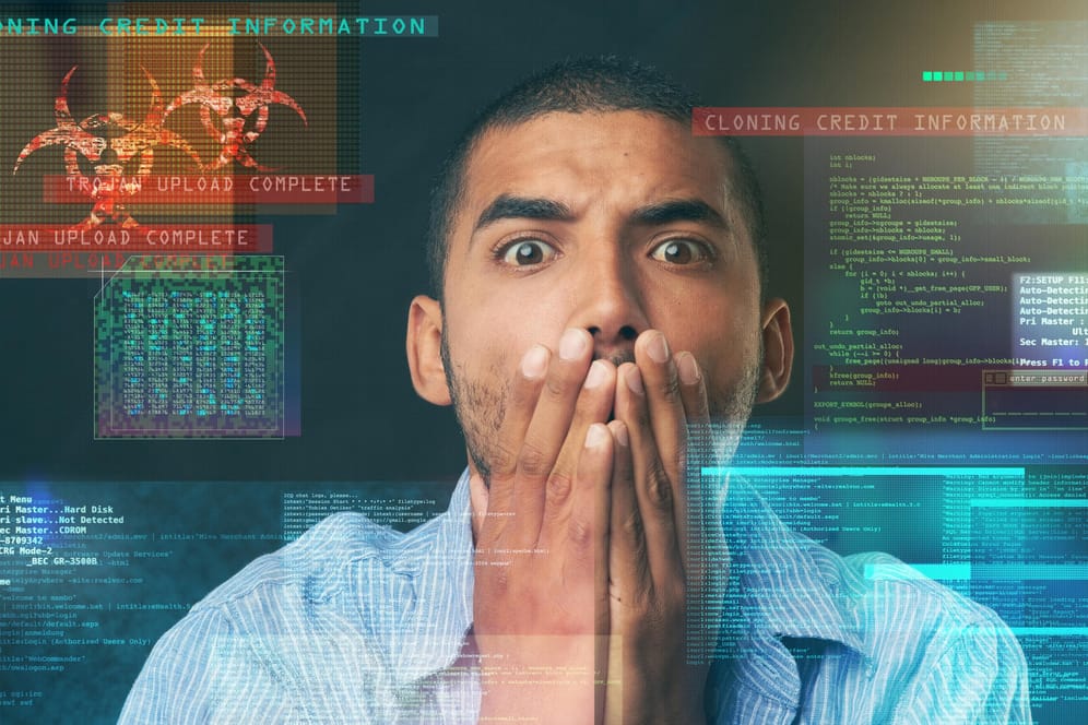 Ein Mann entdeckt eine Trojaner-Software auf dem Rechner: Das BSI warnt vor dem gefährlichen Emotet-Trojaner.