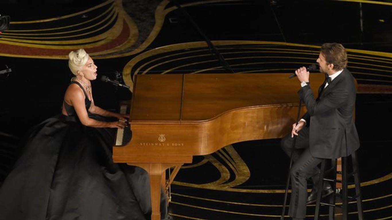 Lady Gaga und Bradley Cooper singen "Shallow" bei der Oscar-Verleihung.