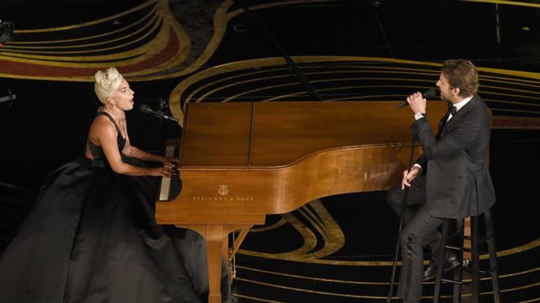 Lady Gaga und Bradley Cooper singen "Shallow" bei der Oscar-Verleihung.