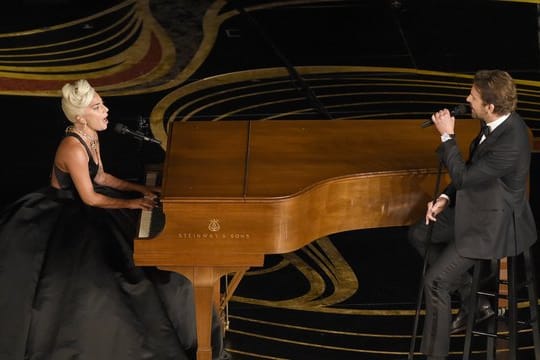 Lady Gaga und Bradley Cooper singen "Shallow" bei der Oscar-Verleihung.