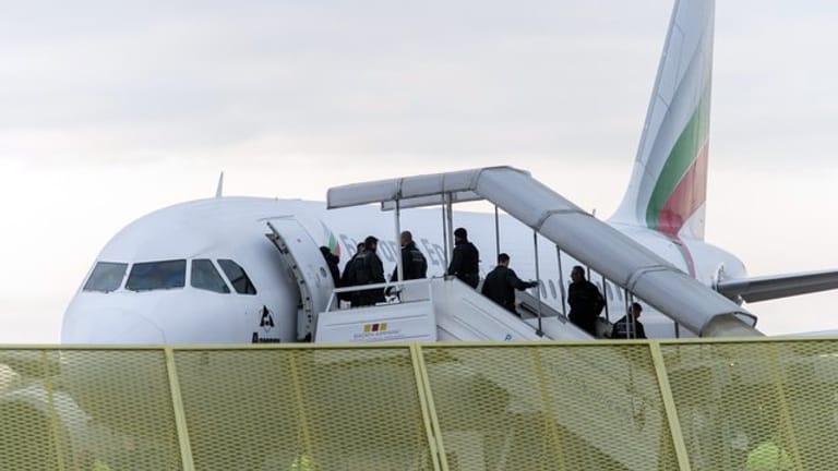Abgelehnte Asylbewerber steigen am Baden-Airport in Rheinmünster während einer Sammelabschiebung in ein Flugzeug.