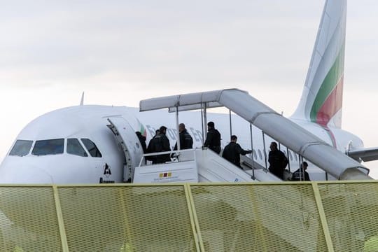 Abgelehnte Asylbewerber steigen am Baden-Airport in Rheinmünster während einer Sammelabschiebung in ein Flugzeug.