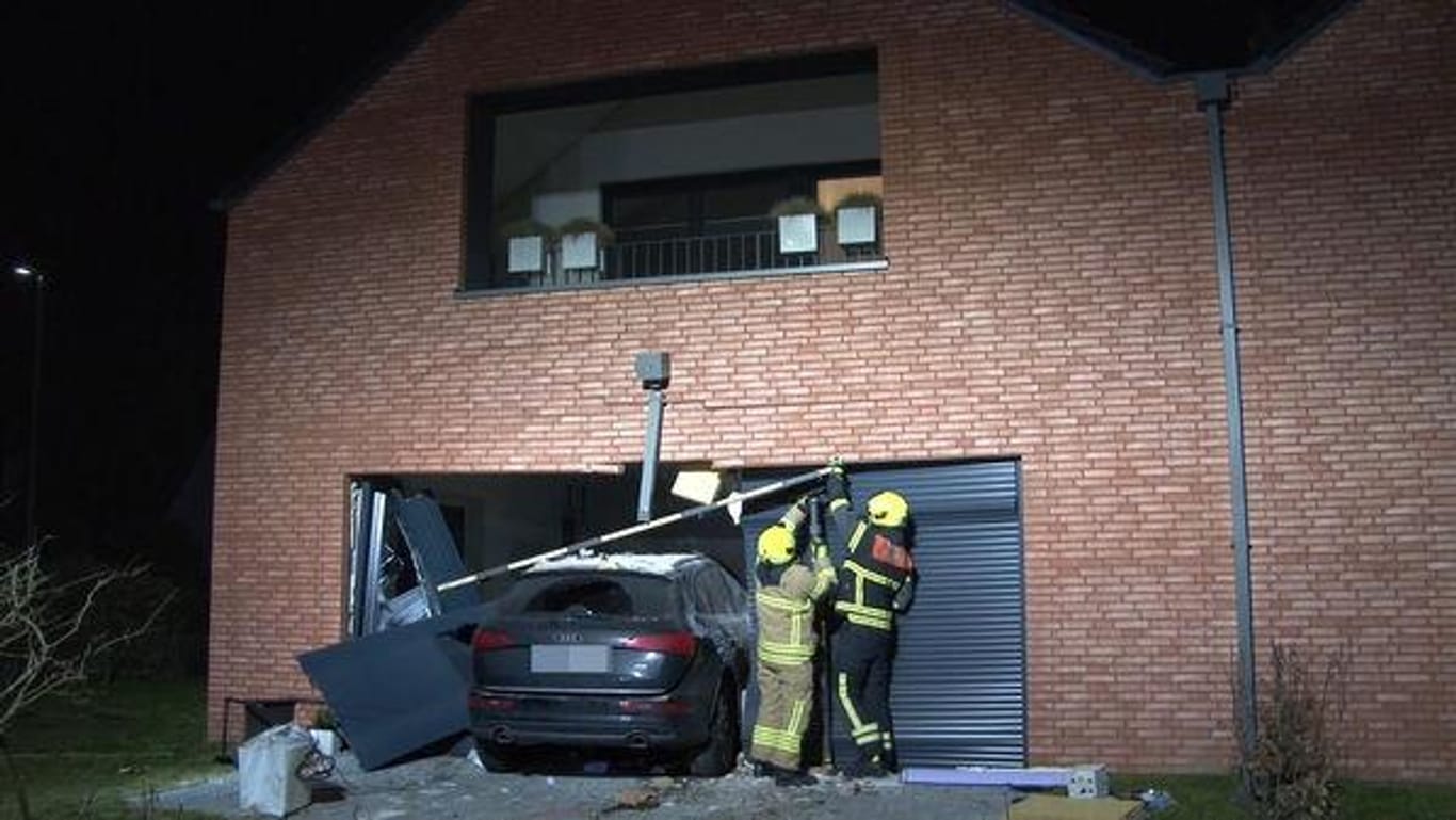 Auto steht nach dem Unfall in Fensterfront des Wohnhauses: Ob weitere Menschen in der Wohnung zur Zeit des Unfalls waren, ist unklar.