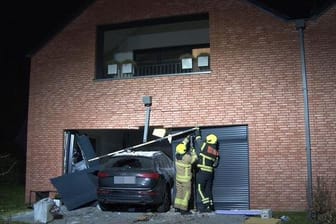 Auto steht nach dem Unfall in Fensterfront des Wohnhauses: Ob weitere Menschen in der Wohnung zur Zeit des Unfalls waren, ist unklar.