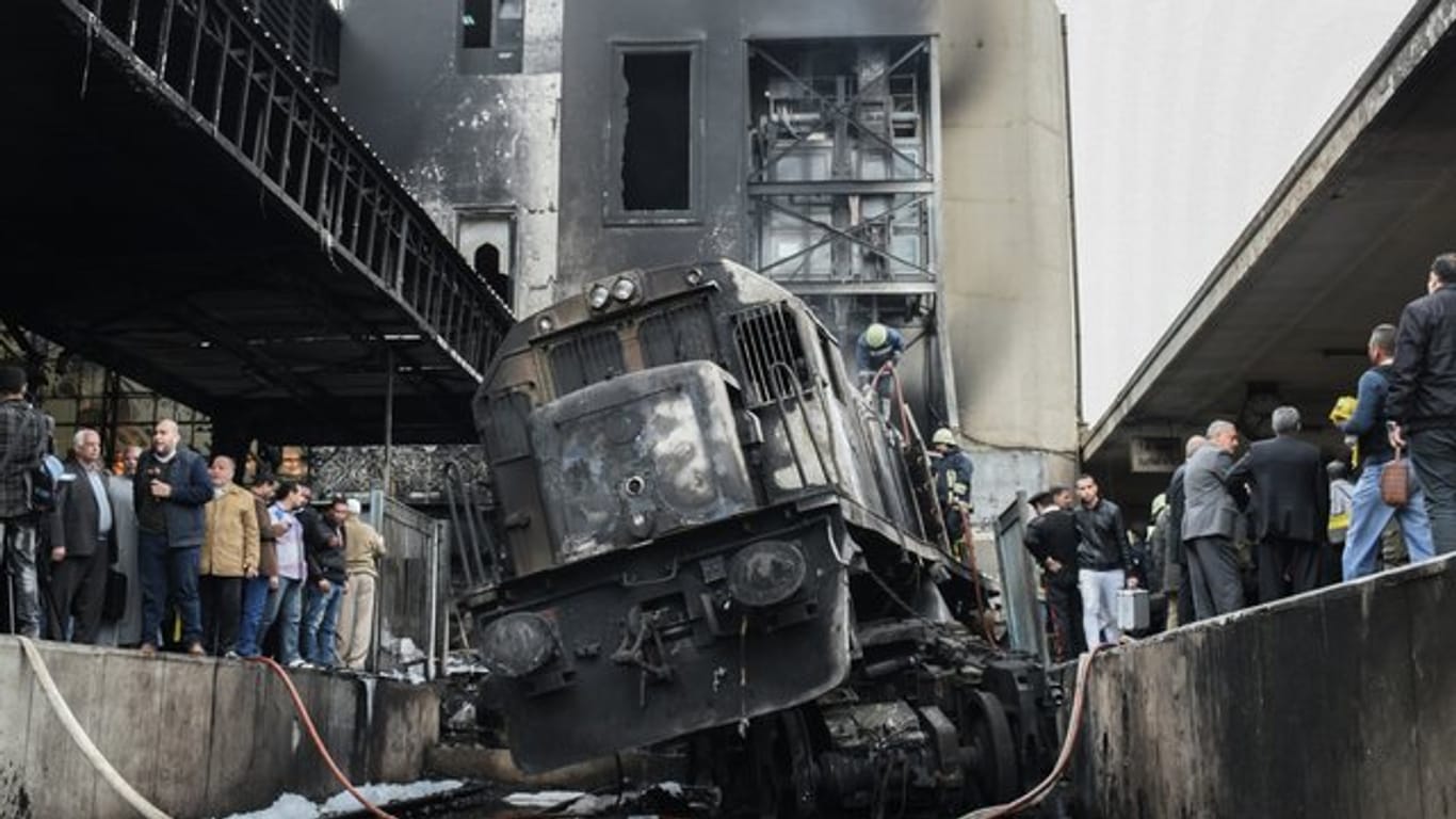 Bei dem Feuer am Hauptbahnhof von Kairo sind nach Angaben des ägyptischen Staatsfernsehens mindestens 20 Menschen getötet worden.