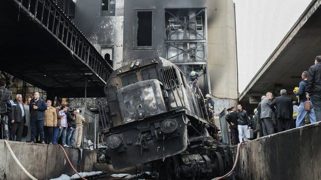 Bei dem Feuer am Hauptbahnhof von Kairo sind nach Angaben des ägyptischen Staatsfernsehens mindestens 20 Menschen getötet worden. Bei dem Feuer am Hauptbahnhof von Kairo sind nach Angaben des ägyptischen Staatsfernsehens mindestens 20 Menschen getötet worden.