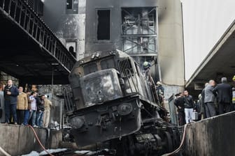 Bei dem Feuer am Hauptbahnhof von Kairo sind nach Angaben des ägyptischen Staatsfernsehens mindestens 20 Menschen getötet worden.