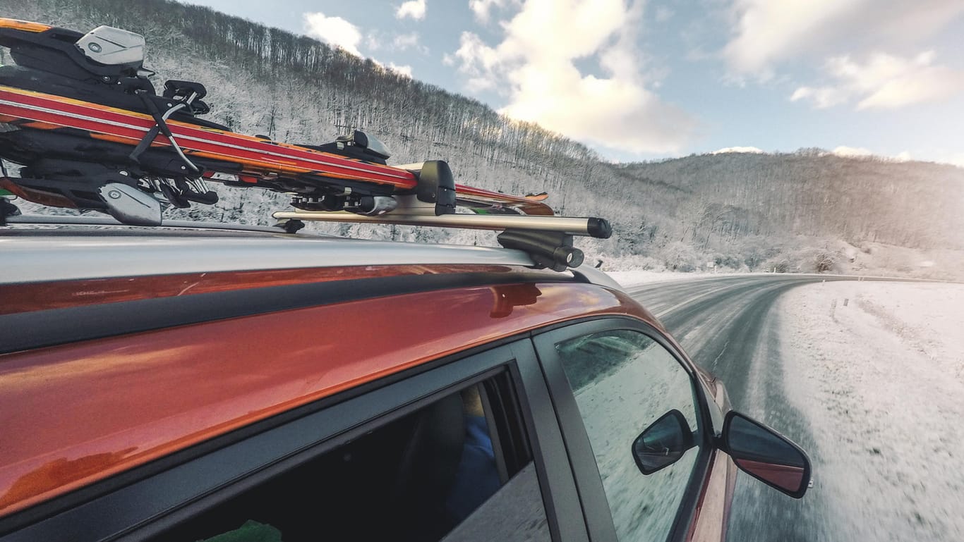 Auto mit Skiern: Die An- und Abreise kann für Wintersportler schnell im Stau enden.