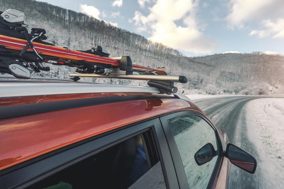 Auto mit Skiern: Die An- und Abreise kann für Wintersportler schnell im Stau enden.