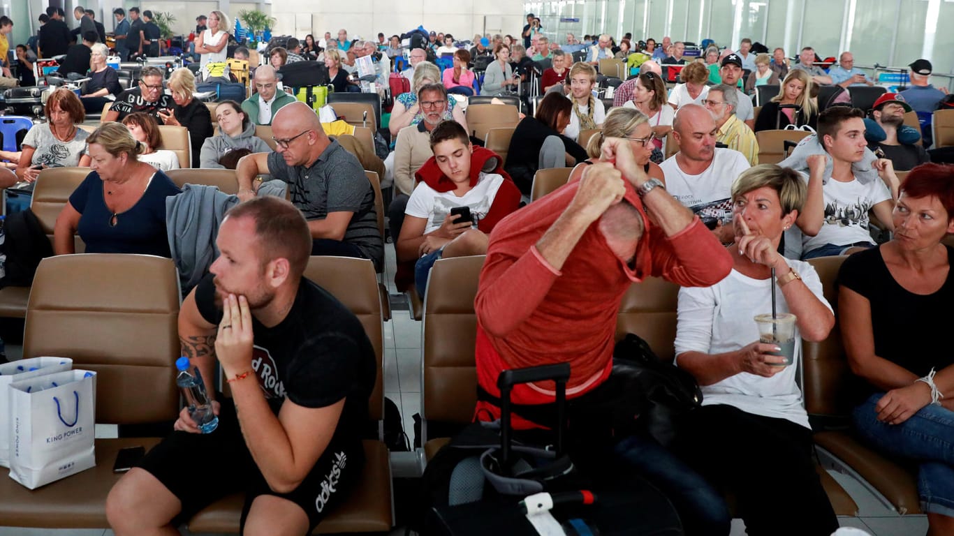Europäische Urlauber warten im Suvarnabhumi Airport in Bangkok: Am Donnerstagabend (Ortszeit) soll der Flugverkehr wieder anrollen.