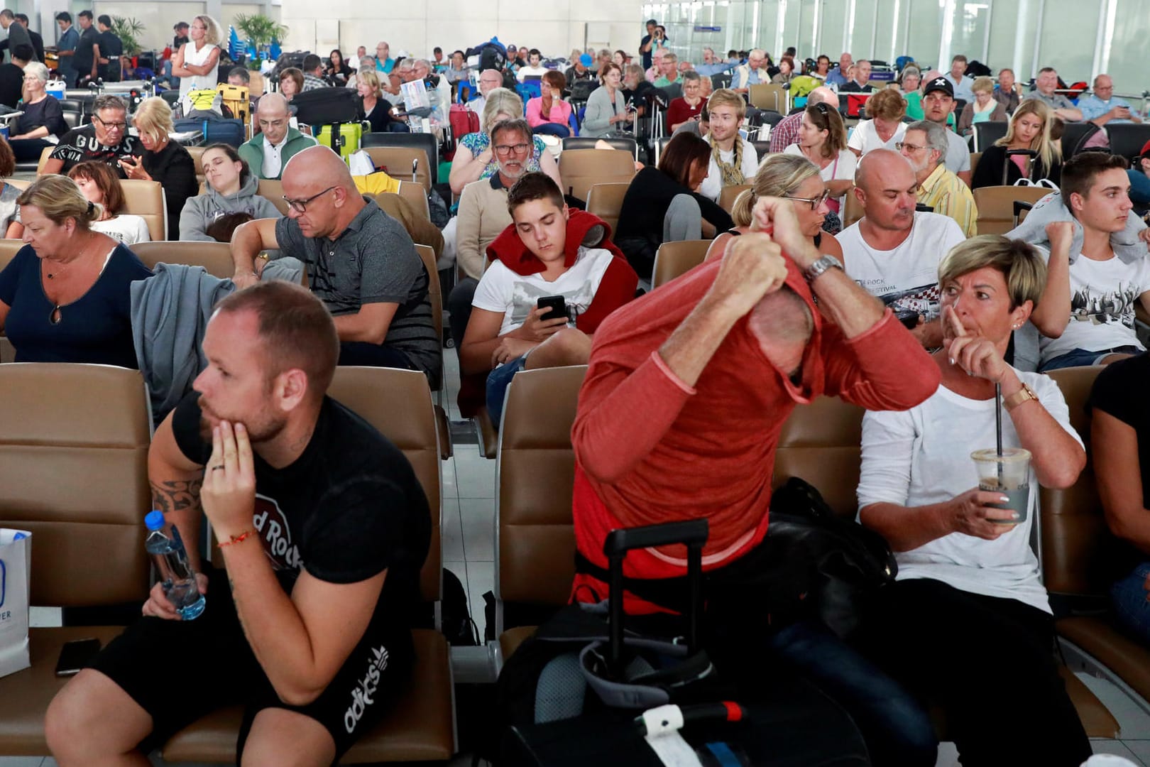 Europäische Urlauber warten im Suvarnabhumi Airport in Bangkok: Am Donnerstagabend (Ortszeit) soll der Flugverkehr wieder anrollen.