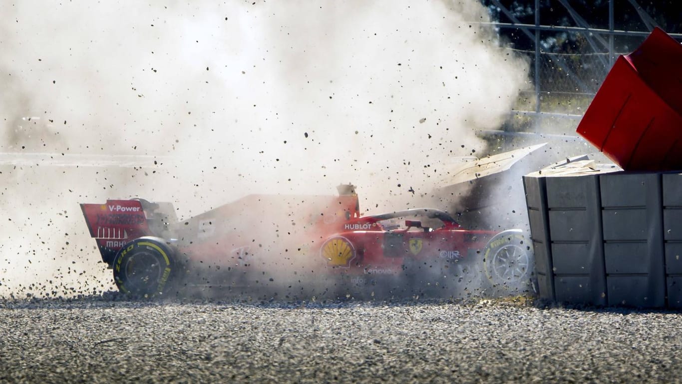 Sebastian Vettels Ferrari kommt in Barcelona von der Strecke ab.