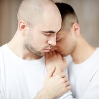 Homosexuelles Paar: Therapien sollen erotische Präferenzen ändern