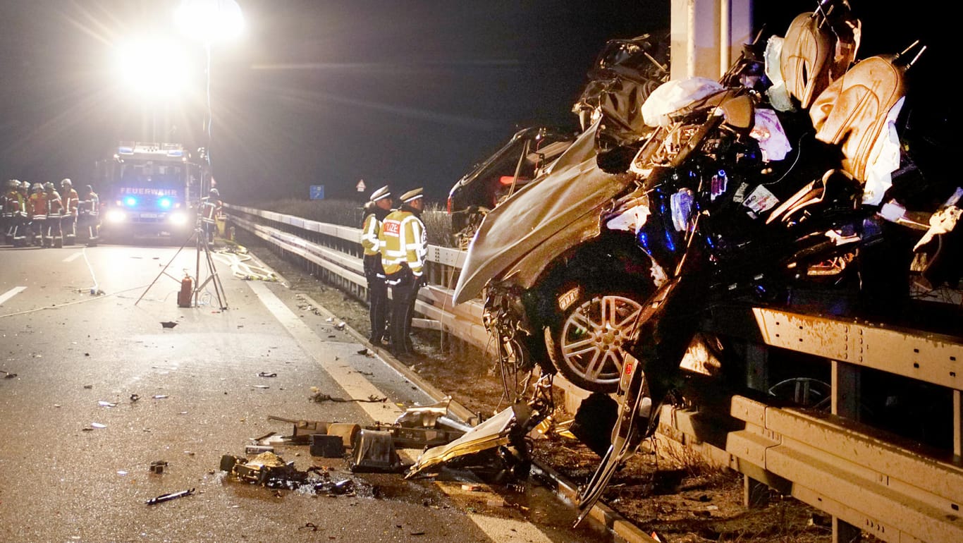 Polizisten sichern die Unfallstelle auf der Autobahn 81 bei Mundelsheim: Der Fahrer des Pkw war nach Angaben der Polizei erst auf einen Lastwagen aufgefahren.
