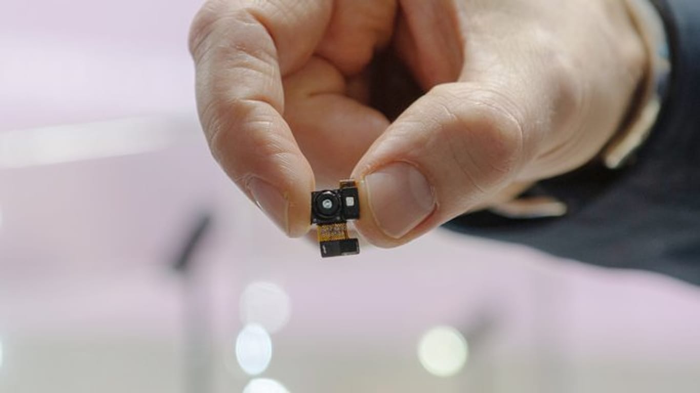 Der Chipkonzern Infineon zeigt auf dem Mobile World Congress seinen "REAL3"-Chipsensor, der unter anderem zur Gesichtserkennung in Smartphones eingesetzt wird.