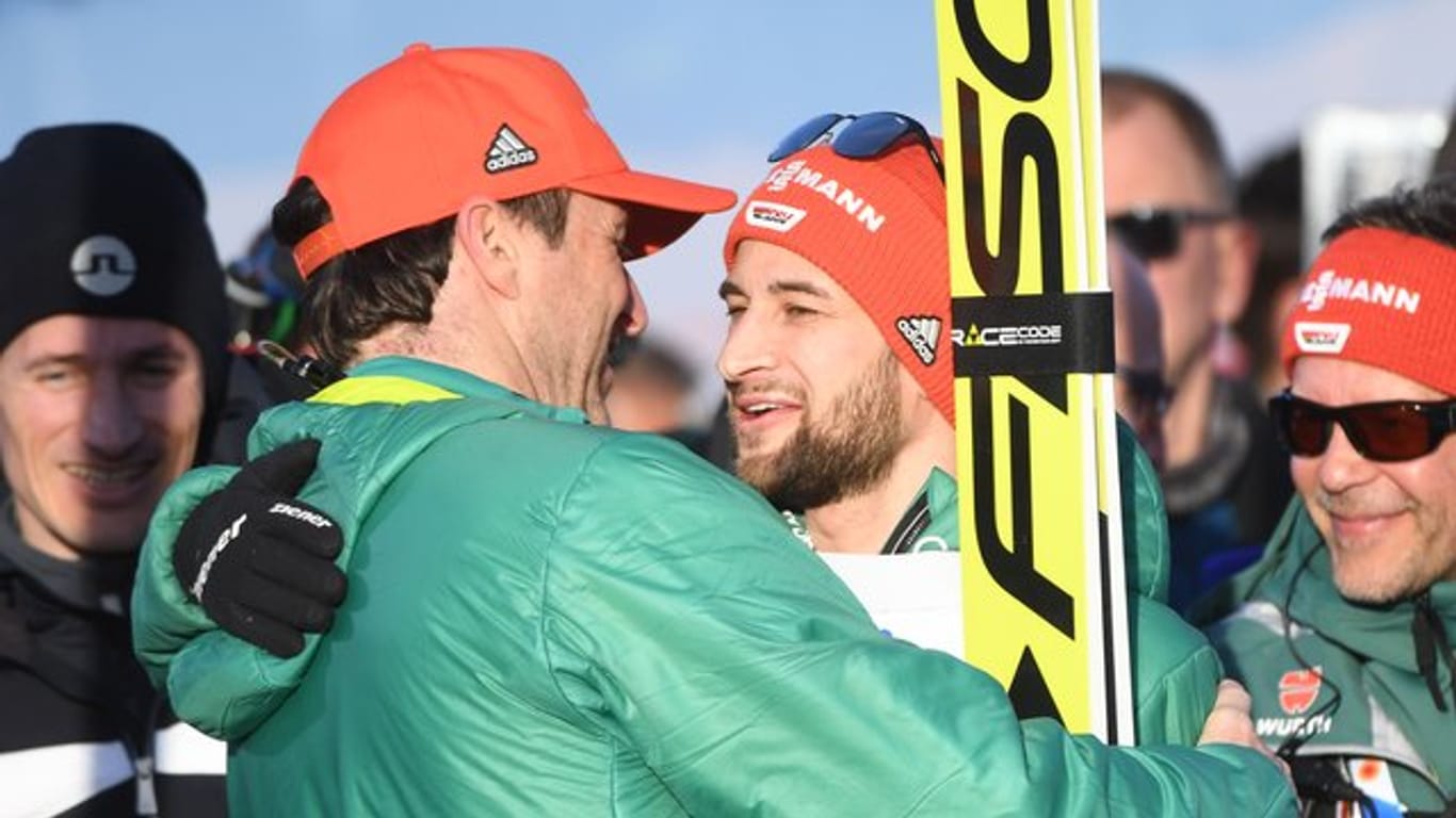 Markus Eisenbichler (r) hat beim letzten Großereignis unter Trainer Schuster (l) die Chance viermal Gold bei einer Nordischen Ski-WM zu erobern.