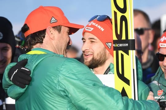 Markus Eisenbichler (r) hat beim letzten Großereignis unter Trainer Schuster (l) die Chance viermal Gold bei einer Nordischen Ski-WM zu erobern.