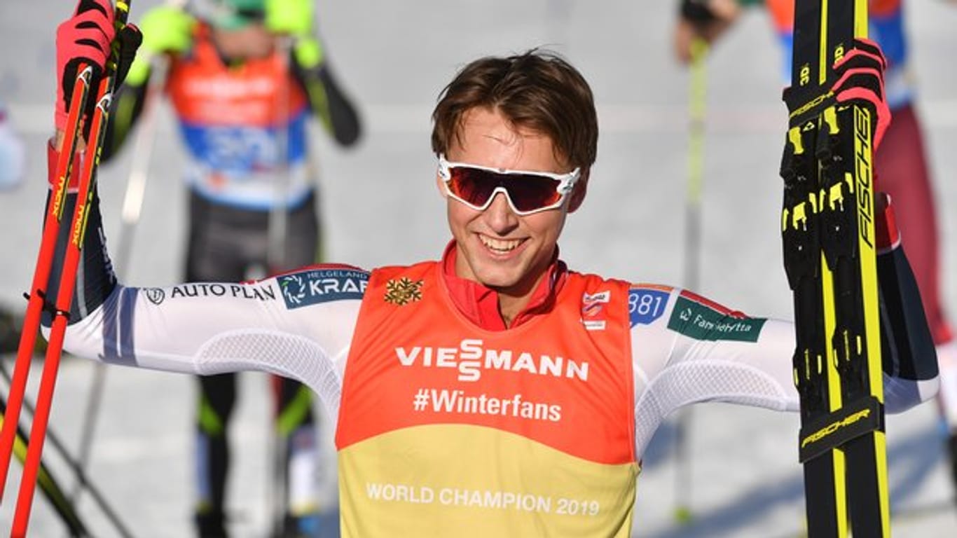 Sieger Jarl Magnus Riiber jubelt im Ziel über Gold bei der Nordischen Ski-WM in Seefeld.