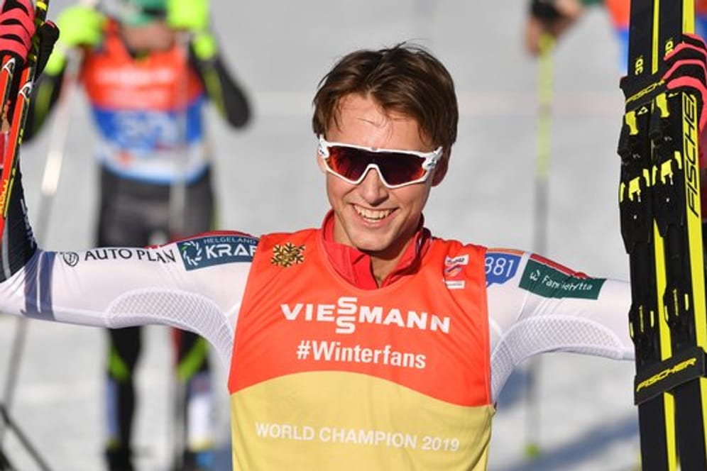 Sieger Jarl Magnus Riiber jubelt im Ziel über Gold bei der Nordischen Ski-WM in Seefeld.