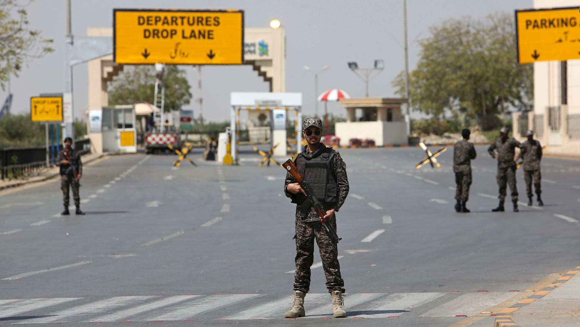 Pakistansiche Soldaten am Jinnah International Airport in Karachi: Pakistans Ministerpräsident Khan hat Indien Gespräche angeboten.