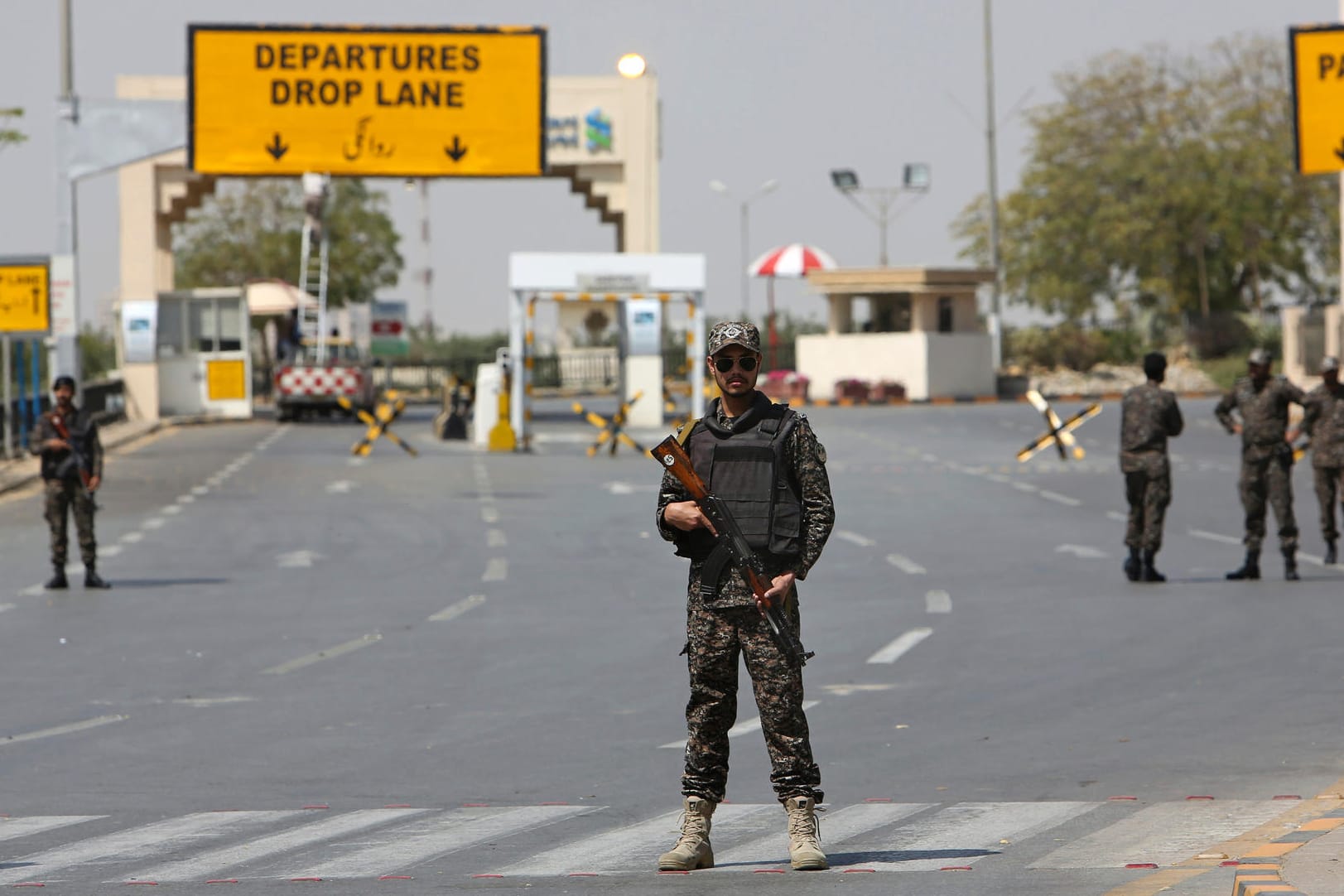 Pakistansiche Soldaten am Jinnah International Airport in Karachi: Pakistans Ministerpräsident Khan hat Indien Gespräche angeboten.