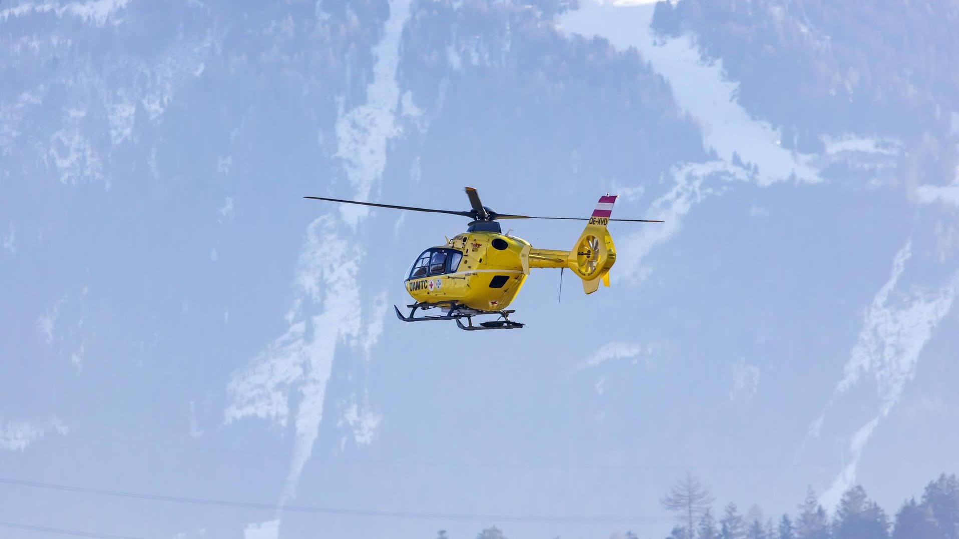 Rettungshubschrauber in den Bergen Österreichs (Symbolfoto): Rettungshubschrauber flogen die beiden Verletzten in Krankenhäuser. Rettungshubschrauber in den Bergen Österreichs (Symbolfoto): Rettungshubschrauber flogen die beiden Verletzten in Krankenhäuser.