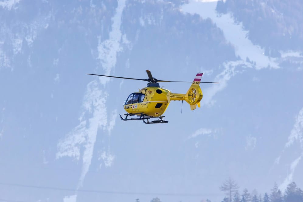 Rettungshubschrauber in den Bergen Österreichs (Symbolfoto): Rettungshubschrauber flogen die beiden Verletzten in Krankenhäuser.