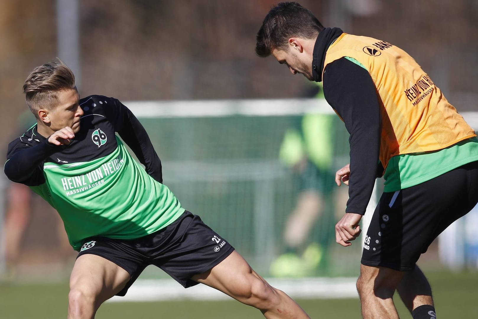 Verletzte sich schwer im Training: Matthias Ostrzolek (l.).