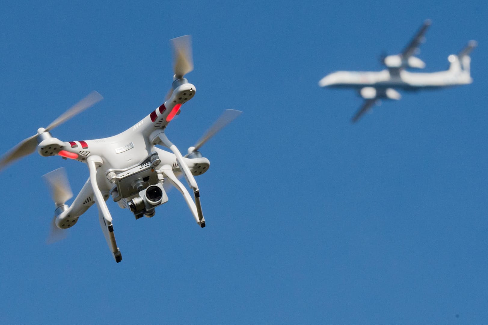 Drohne und Flugzeug: Die Maschine konnte sicher in Hannover landen. (Symbolfoto)