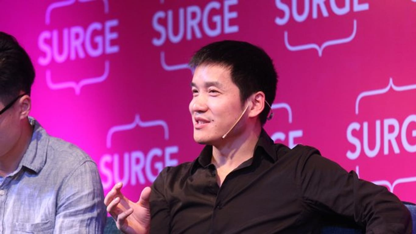 Der Chef des chinesischen Smartphone-Unternehmens OnePlus, Pete Lau, bei einer Konferenz im indischen Bangalore.