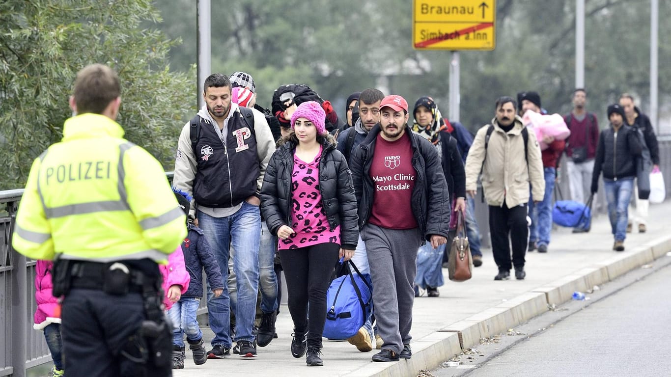 Flüchtlinge auf dem Fußmarsch nach Deutschland im Herbst 2015: Kevork Almassian kam im Reisebus aus dem Vier-Sterne-Hotel in Zürich.