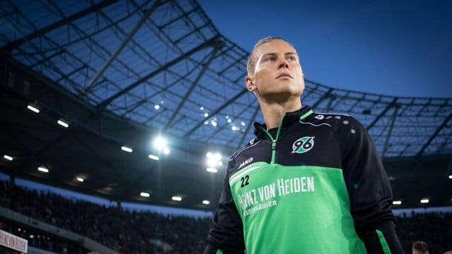 Brach sich mehrere Rippen: 96-Profi Matthias Ostrzolek.