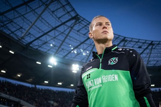 Brach sich mehrere Rippen: 96-Profi Matthias Ostrzolek.