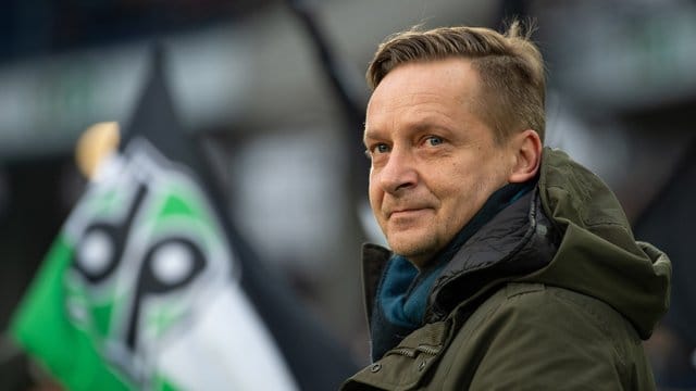 In Hannover muss Manager Horst Heldt derzeit Kritik einstecken.