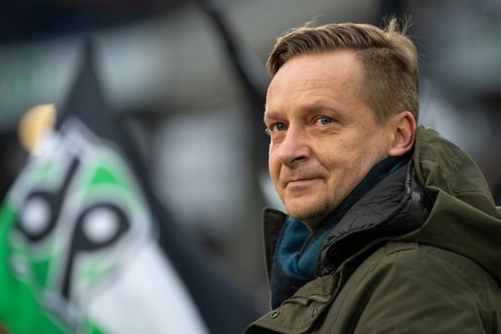 In Hannover muss Manager Horst Heldt derzeit Kritik einstecken.
