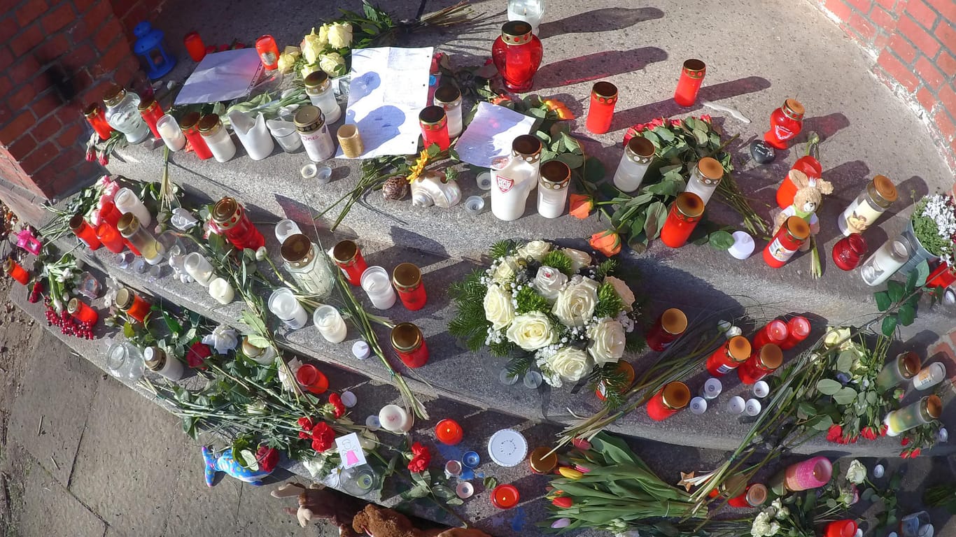 Trauer um tote Schülerin: Auf den Stufen am Eingang der Grundschule in Berlin-Reinickendorf liegen Blumen und Kerzen.