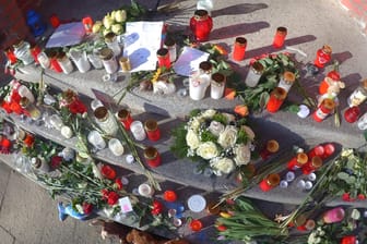 Trauer um tote Schülerin: Auf den Stufen am Eingang der Grundschule in Berlin-Reinickendorf liegen Blumen und Kerzen.