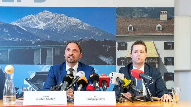 Dieter Csefan (l., Polizei) und Hansjörg Mayr (Staatsanwaltschaft Innsbruck) bei einer PK am Mittwoch.