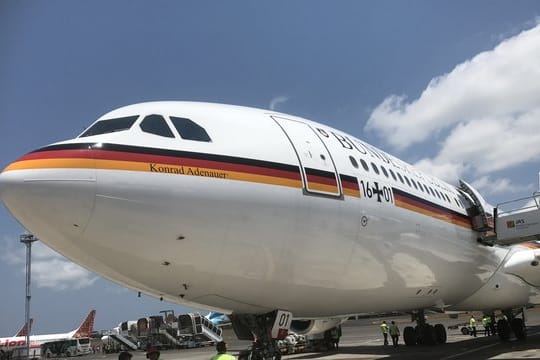 Die deutschen Regierungsflugzeuge - hier der vor vier Monaten in Indonesien mit Bundesfinanzminister Scholz gestrandete Airbus "Konrad Adenauer" - haben die Seuche.