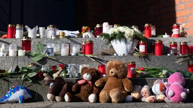Stofftiere, Blumen und Kerzen liegen Anfang Februar vor dem Eingang der Grundschule in Berlin. Stofftiere, Blumen und Kerzen liegen Anfang Februar vor dem Eingang der Grundschule in Berlin.