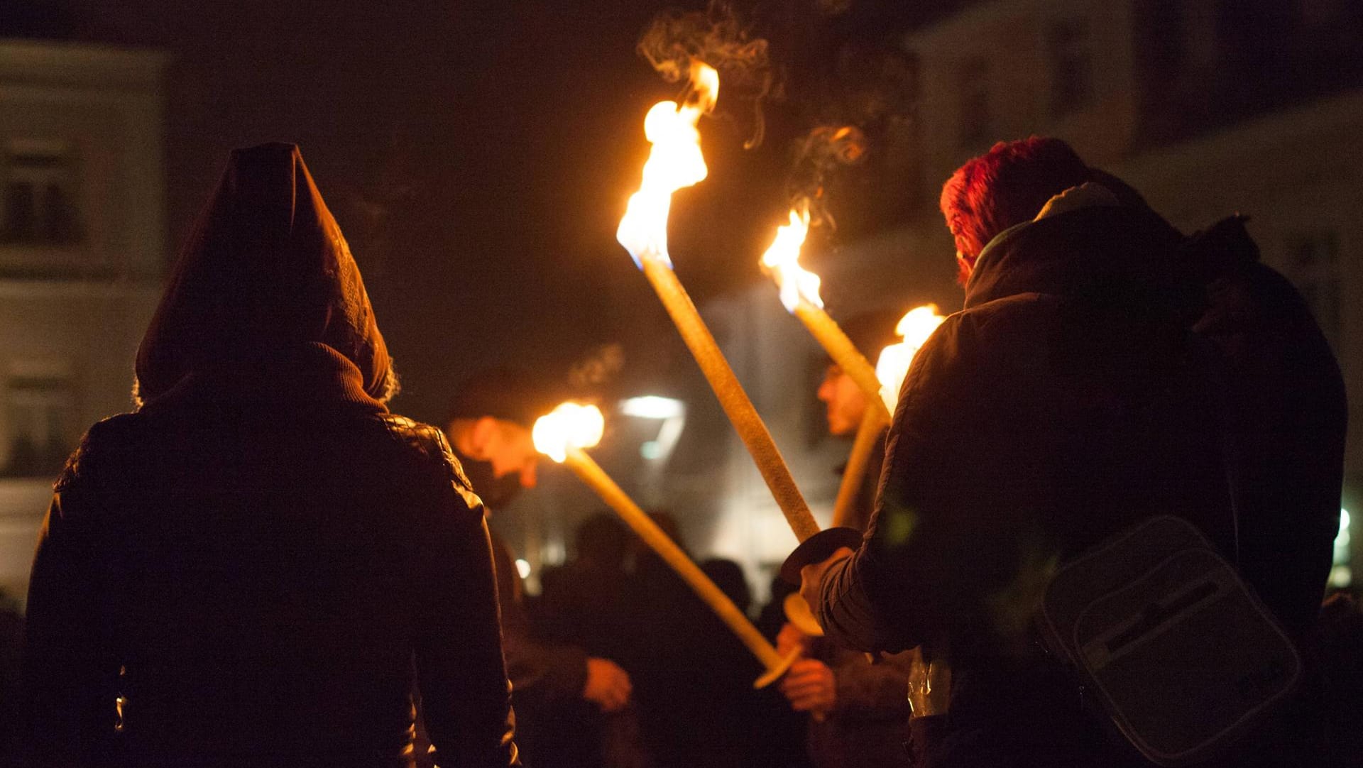 Symbolbild: Fackelmarsch Rechtsextremer gegen eine Asylunterkunft in Schneeberg (Sachsen).