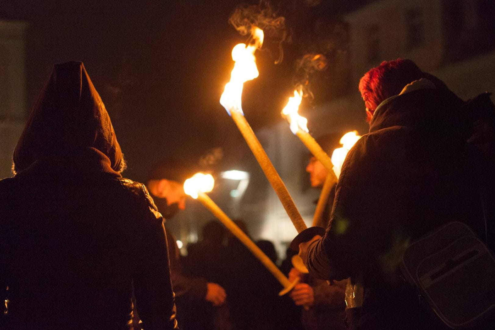 Symbolbild: Fackelmarsch Rechtsextremer gegen eine Asylunterkunft in Schneeberg (Sachsen).