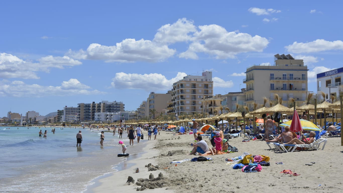 Strand in Palma de Mallorca: Um betrunkenen Partytouristen auf Mallorca Einhalt zu gebieten, gelten in der Urlaubshochburg bald strengere Regeln.