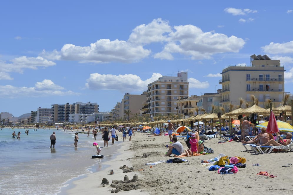 Strand in Palma de Mallorca: Um betrunkenen Partytouristen auf Mallorca Einhalt zu gebieten, gelten in der Urlaubshochburg bald strengere Regeln.