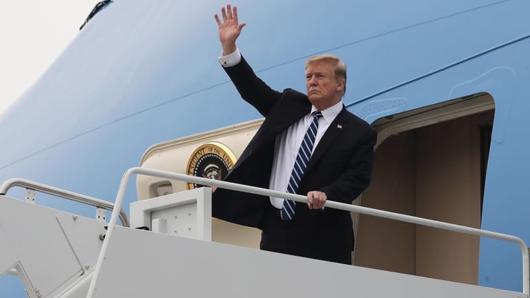 Donald Trump winkt bevor er in das Flugzeug geht und Vietnam verlässt. Nach dem Gipfel kehrt er mit leeren Händen zurück in die USA.