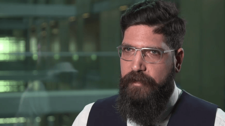 Im Bundestag: Kevork Almassian, syrischer Flüchtling und Mitarbeiter des AfD-Abgeordneten Markus Frohnmaier, beantwortete Fragen von t-online.de und dem ARD-Politikmagazin "Kontraste".