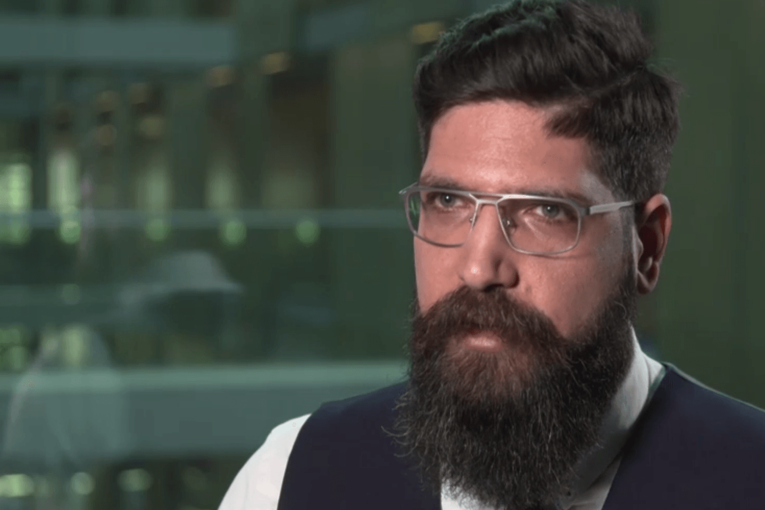 Im Bundestag: Kevork Almassian, syrischer Flüchtling und Mitarbeiter des AfD-Abgeordneten Markus Frohnmaier, beantwortete Fragen von t-online.de und dem ARD-Politikmagazin "Kontraste".