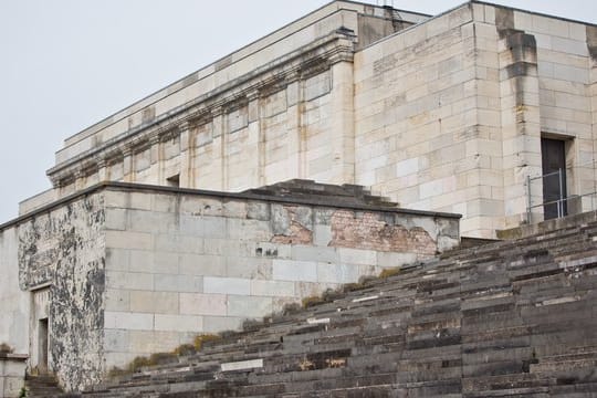 Blick auf die Zeppelintribüne auf dem ehemaligen Reichsparteitagsgelände in Nürnberg.