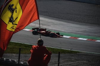 Ein Zuschauer schaut den F1-Piloten bei den Testfahrten auf dem Circuit de Catalunya zu.